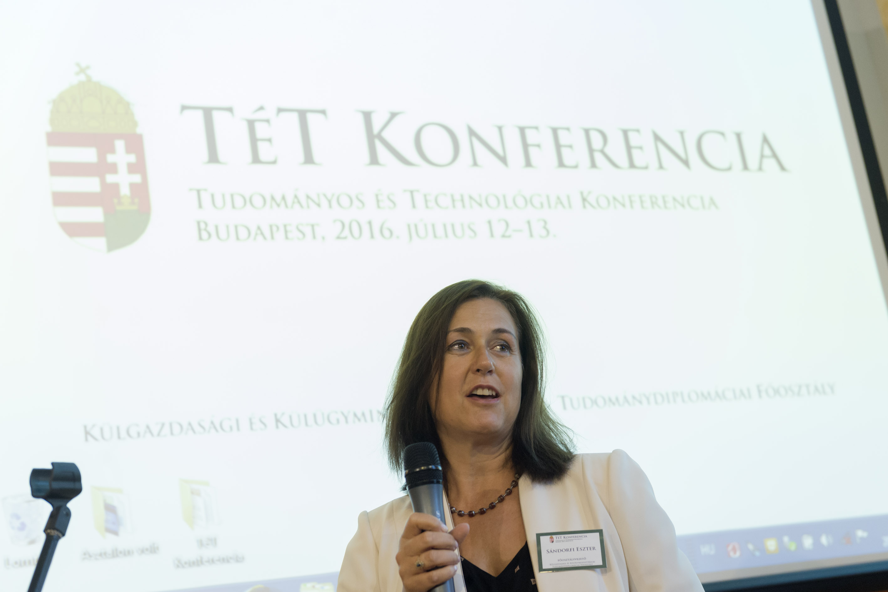 Sándorfi Eszter, a Tudománydiplomáciai Főosztály (TDF) vezetője moderálja a TéT Konferencia nyitónapjának panelbeszélgetéseit. Fotó: Kovács Márton, KKM