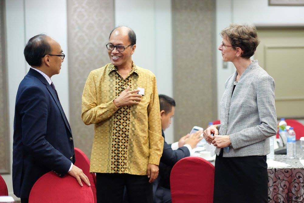 George Iwan Marantika, az Indonéz Magánegyetemek Szövetségének (APTISI) elnökhelyettese, Fredryk W Mandey, Hasanuddin Egyetem (Makassar), Böszörményi-Nagy Katalin, jakartai nagykövetség. Fotó: Magyarország jakartai nagykövetsége